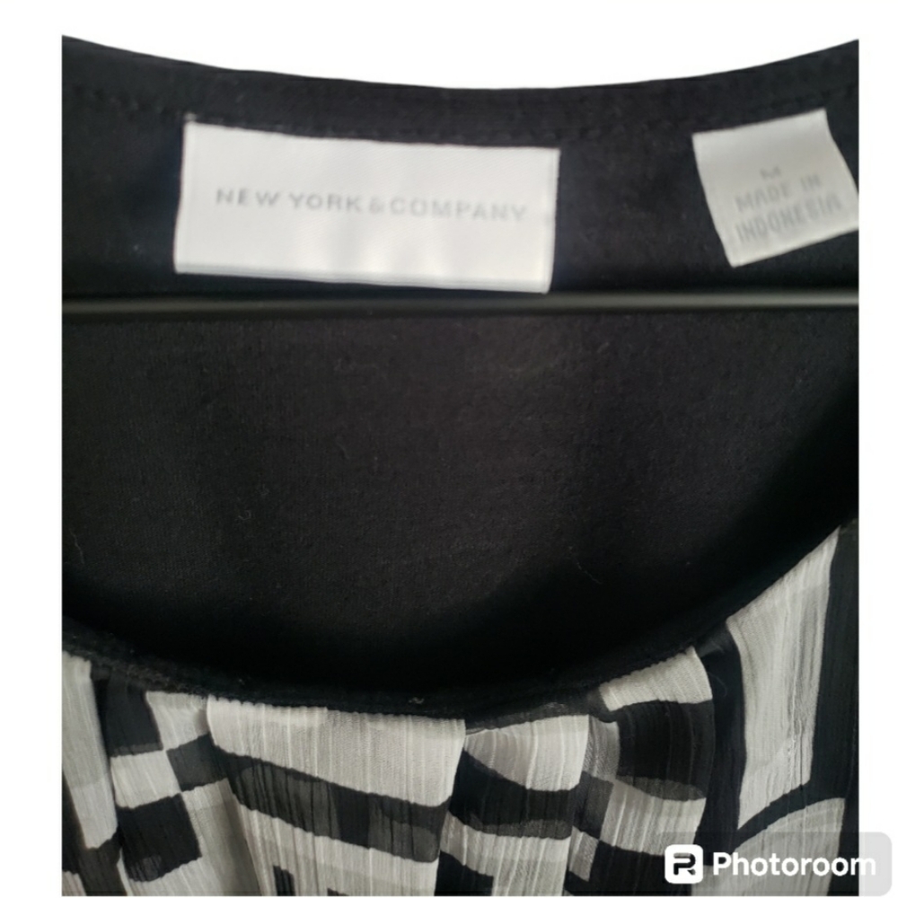 Black & Gray Abstract Woman't Sleeveless Blouse - Size M - Picture 4 of 4